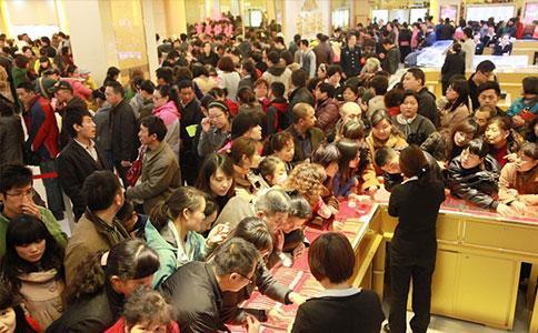 金饰价格跌破1000元大关关于金饰价格跌破1000元大关，这是一个关于金价变动的观察。金饰价格受到多种因素的影响，包括全球经济状况、货币政策、地缘政治局势以及市场需求和供应等。因此，金价的波动是常态。